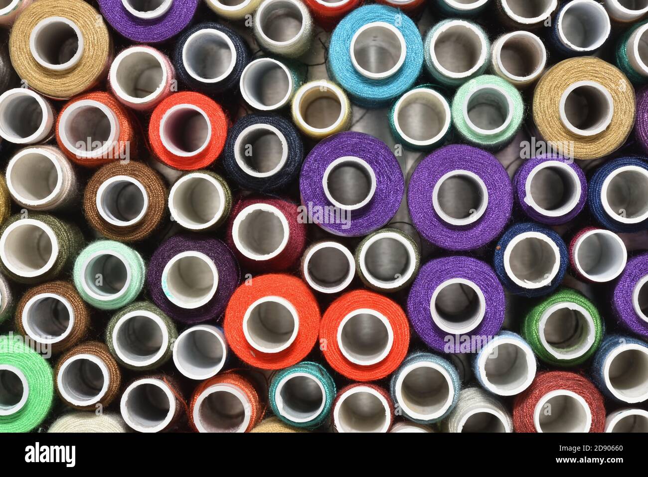 Fil à coudre multicolore dans la vue de dessus des bobines Banque D'Images