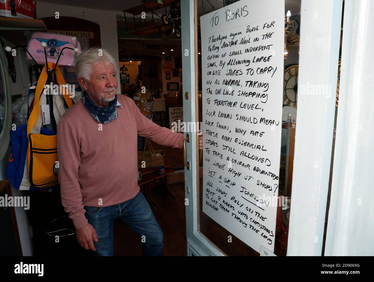 Loughborough, Leicestershire, Royaume-Uni. 2 novembre 2020. Rob Derrick, propriétaire DaisyÕs du magasin d'antiquités et de pièces de collection Crazy, se trouve à côté de son message au Premier ministre Boris Johnson après l'annonce d'un second confinement pandémique Covid-19. Credit Darren Staples/Alay Live News. Banque D'Images