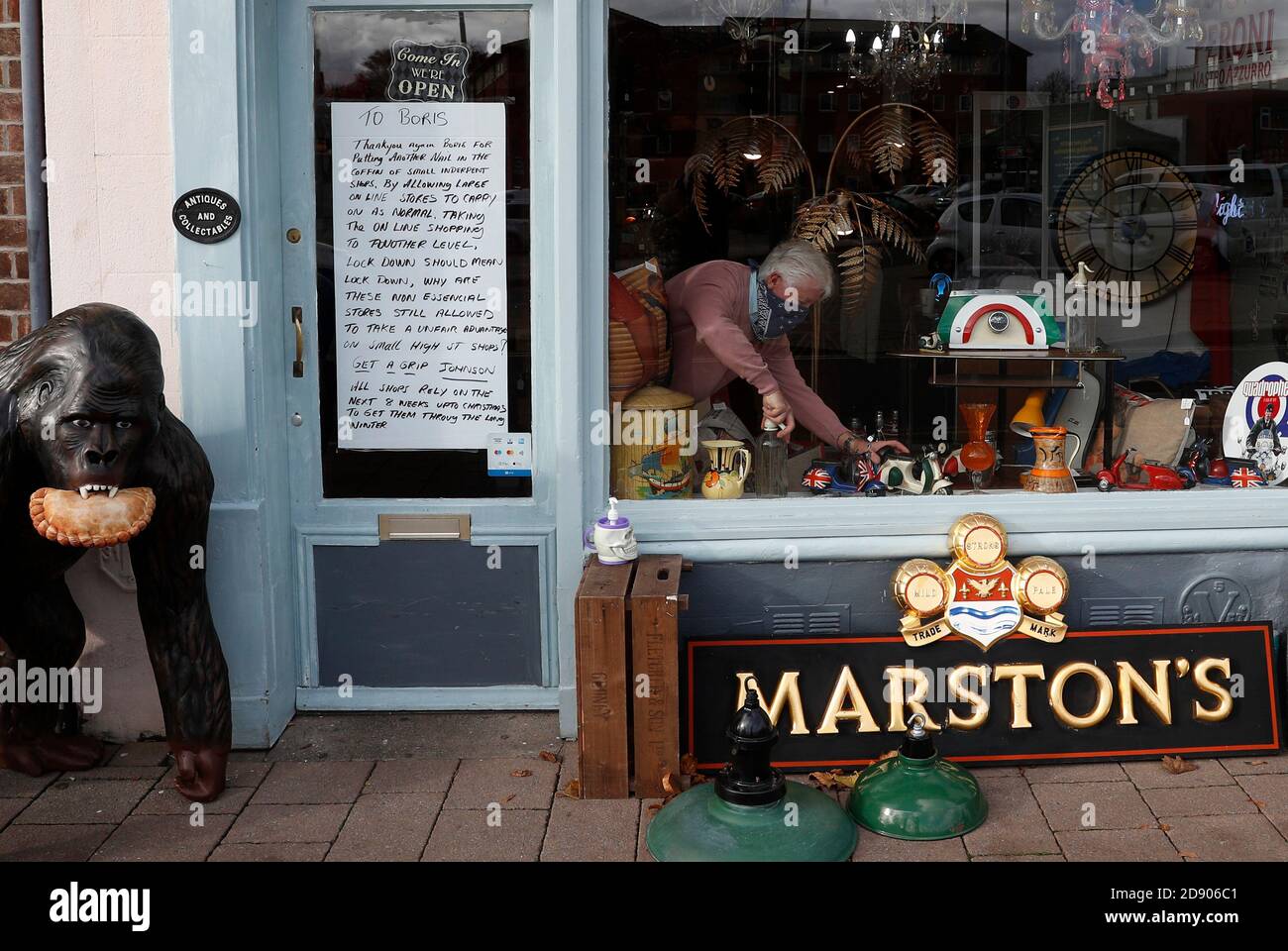 Loughborough, Leicestershire, Royaume-Uni. 2 novembre 2020. Le propriétaire de la boutique d'antiquités et de pièces de collection Crazy DaisyÕs Rob Derrick travaille à côté de son message au Premier ministre Boris Johnson après l'annonce d'un second confinement pandémique Covid-19. Credit Darren Staples/Alay Live News. Banque D'Images