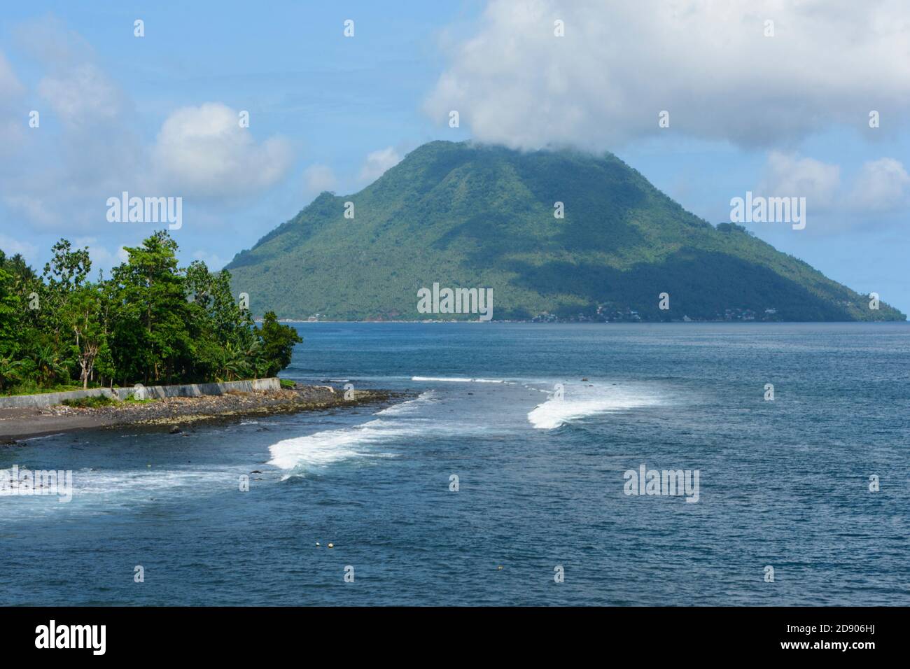 Mont Hiri (île) vu depuis l'île de Ternate, Nord-Moluques, Indonésie. Banque D'Images