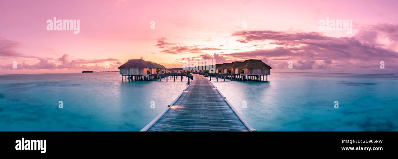 Coucher du soleil panorama paysage dans les Maldives. Beau ciel crépusculaire et nuages colorés. Belle plage arrière-plan pour les locations de maison de vacances banner Banque D'Images