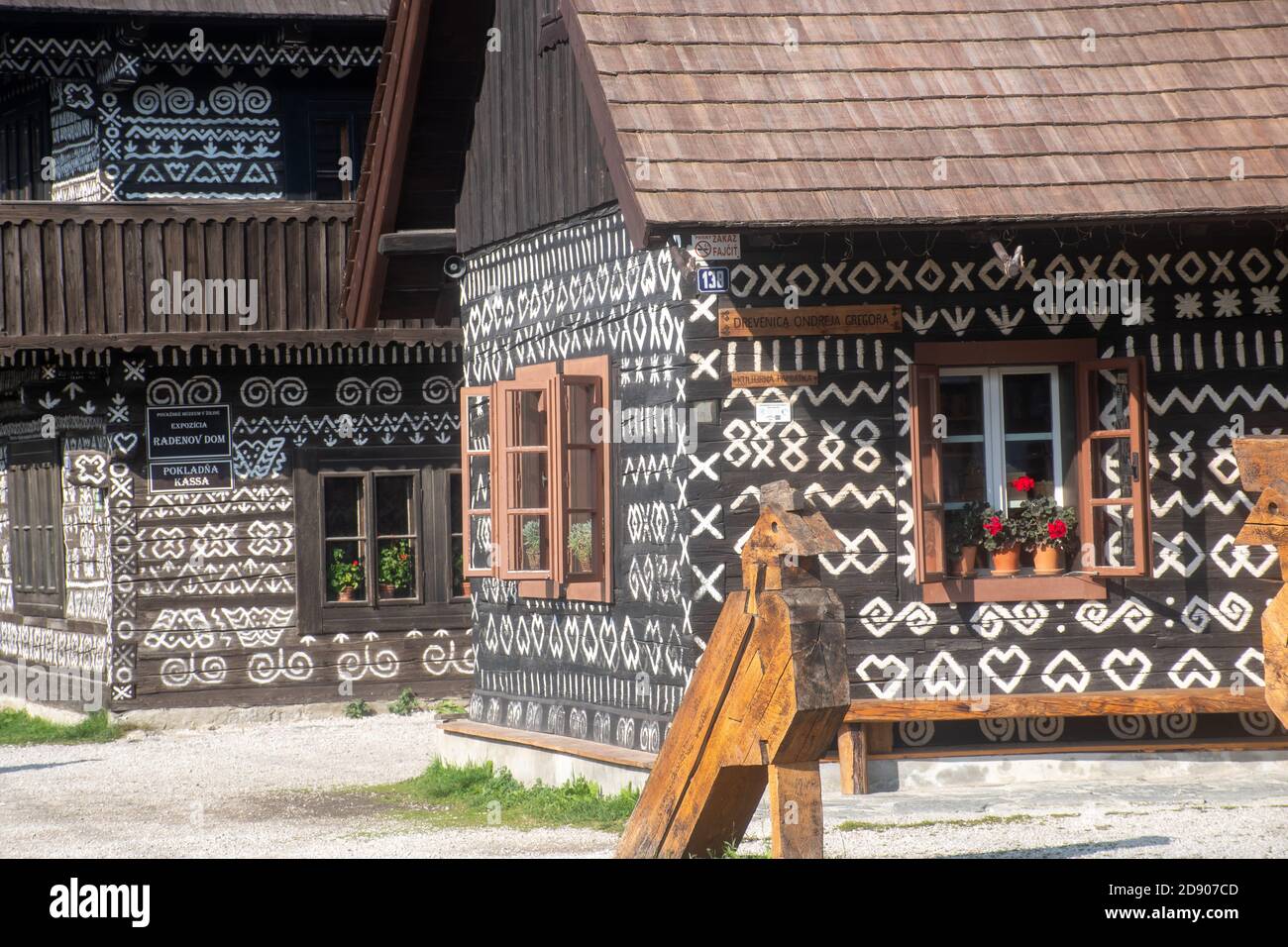 Cicammany Slovaquie 24 septembre : maison décorée en noir et blanc dans le village populaire slovaque de Cicamany Banque D'Images