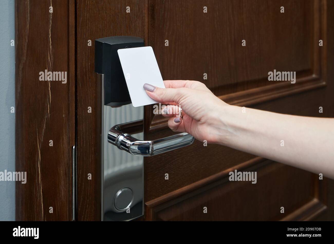 Une femme ouvre la porte de l'hôtel à l'aide d'une clé carte Banque D'Images