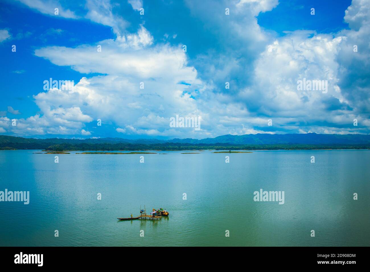 Beau paysage d'un lac où un bateau se repose au milieu de lui. Rangamati, Chittagong. Banque D'Images