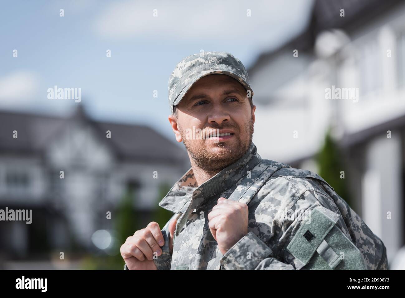 Un militaire plein de confiance qui s'éloigne, tient des bretelles à dos  avec un quartier flou sur fond Photo Stock - Alamy
