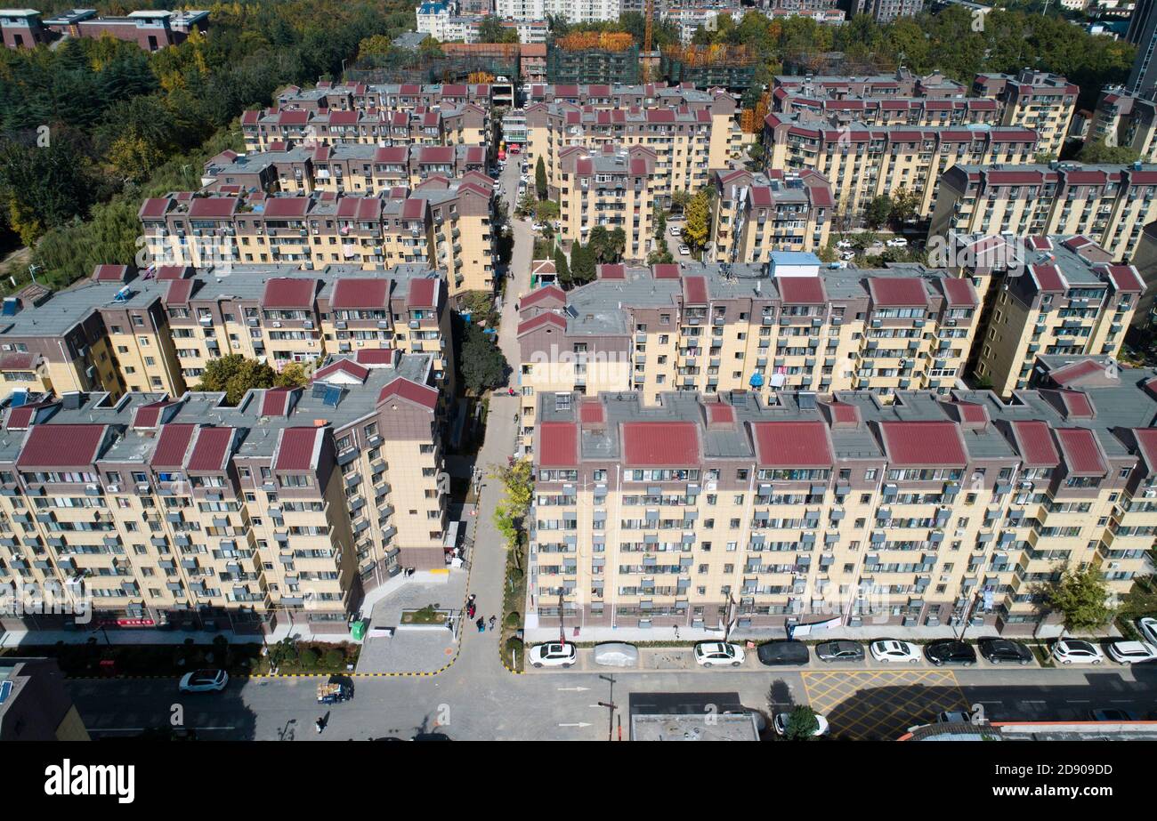 Xi'an. 2 novembre 2020. Photo aérienne prise le 2 novembre 2020 montre une vue d'une communauté rénovée dans le district de Yanta de Xi'an, dans le nord-ouest de la Chine, la province de Shaanxi. Un projet de rénovation d'une ancienne communauté résidentielle s'est achevé récemment après près d'un an de construction dans le district de Yanta à Xi'an pour améliorer l'environnement de vie local. Credit: Shao Rui/Xinhua/Alay Live News Banque D'Images