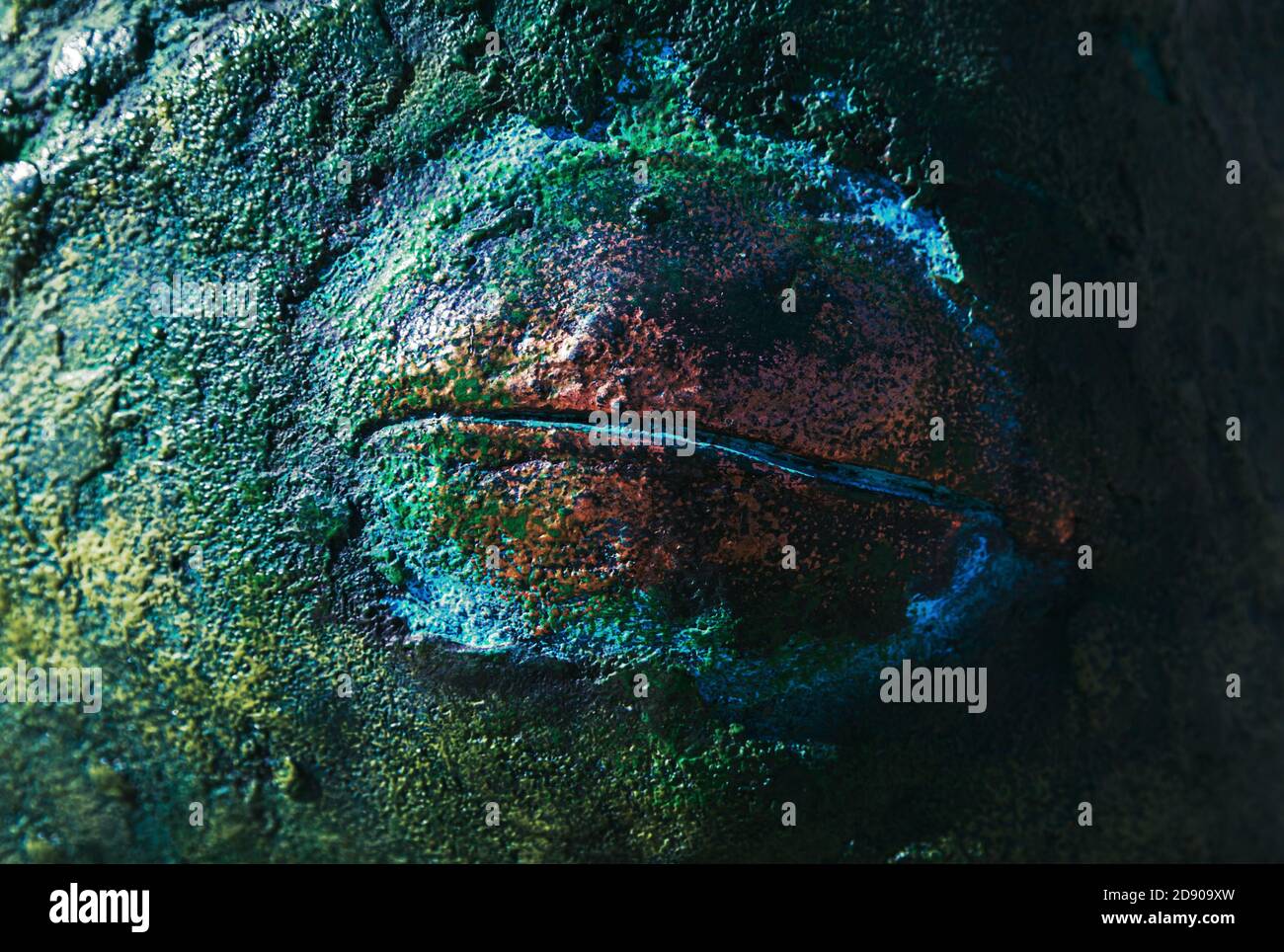 Fond en métal rouillé abstrait multicolore. Fond en fer recouvert de rouille et de peinture multicolore Banque D'Images