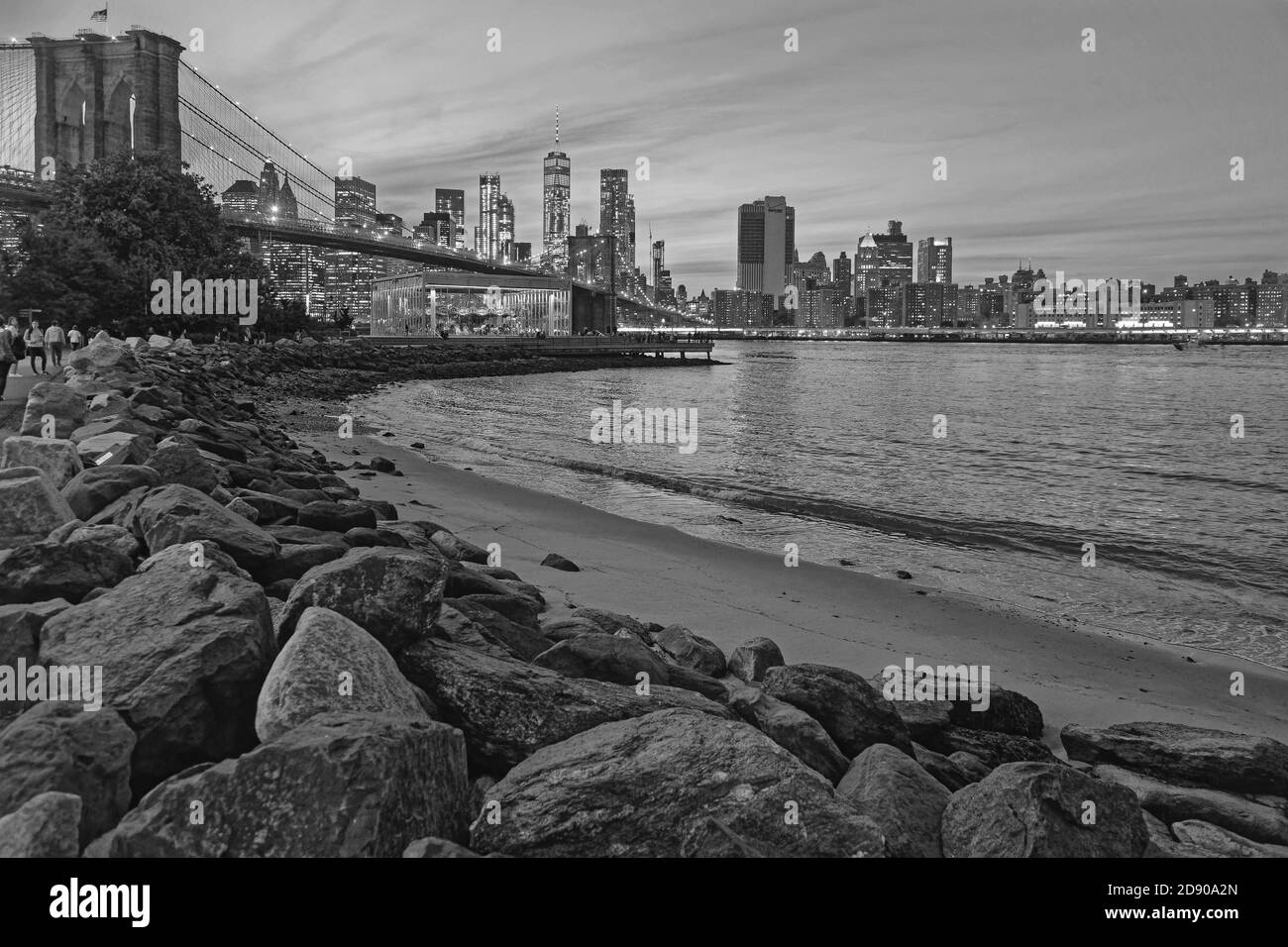 NEW YORK CITY, Etats-Unis, 11 septembre 2017 : le long de East River près du pont de Brooklyn, l'un des plus anciens ponts des Etats-Unis. Il relie les bourgs de Manha Banque D'Images