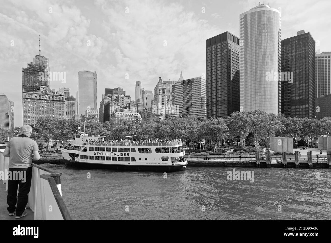 NEW YORK CITY, Etats-Unis, 12 septembre 2017 : Lower Manhattan et le port d'un bateau de croisière dans la baie. Banque D'Images
