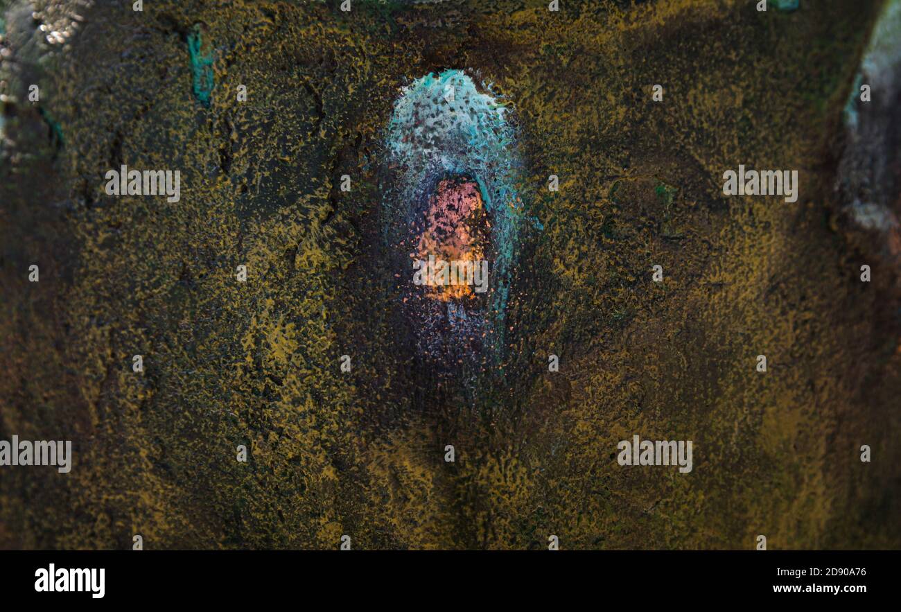 Fond en métal rouillé abstrait multicolore. Fond en fer recouvert de rouille et de peinture multicolore Banque D'Images