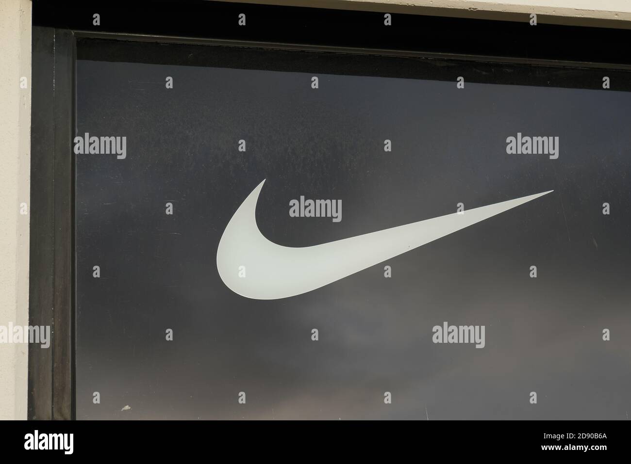 Logo Nike, une société multinationale américaine Fabrication de chaussures,  vêtements, équipements et accessoires Photo Stock - Alamy