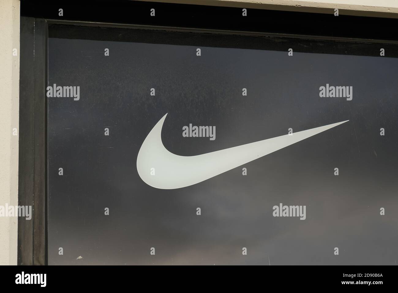 Bordeaux , Aquitaine / France - 10 30 2020 : le logo Nike signe avant du  magasin de la boutique sportive américaine multinationale fabrique des  vêtements de sport Photo Stock - Alamy