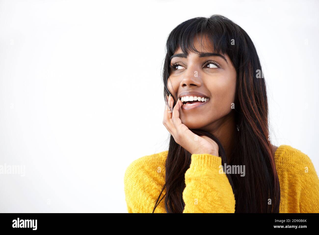 Gros plan d'une jeune femme indienne souriante à la main par la bouche Banque D'Images