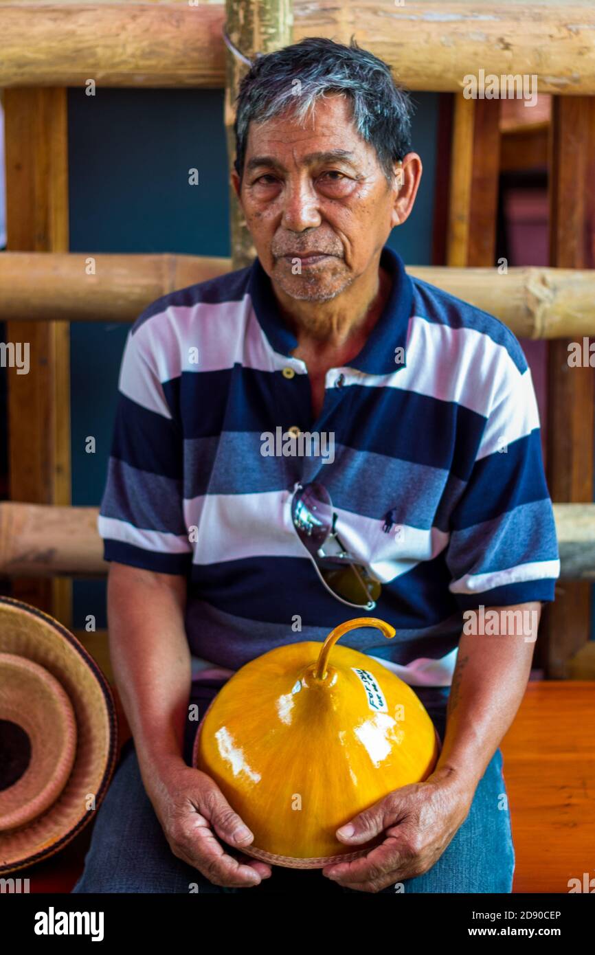 Teofila Garcia, récompensent le Trésor vivant national pour la fabrication traditionnelle de chapeau gourde Banque D'Images