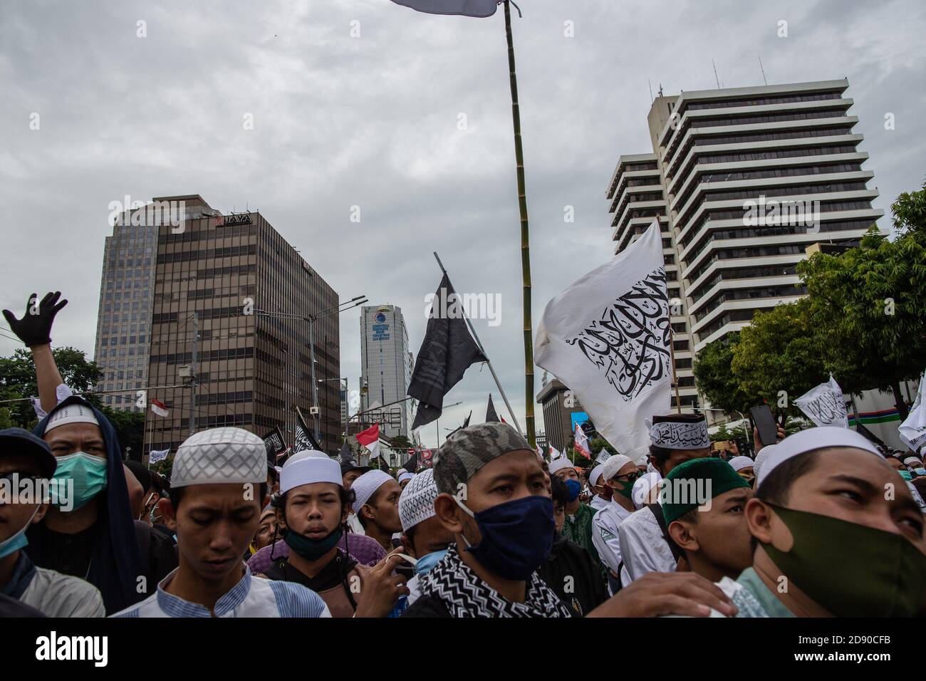 Jakarta, Jakarta, Indonésie. 2 novembre 2020. Les gens se réunissent pour organiser une manifestation contre la réédition de caricatures offensives du prophète Mahomet en France et les remarques anti-islam du président français Emmanuel Macron à l'extérieur de l'ambassade de France à Jakarta, Indonésie, le 2 novembre 2020. Le président français Emmanuel Macron est considéré comme ayant insulté l'islam et le prophète Mahomet. Les commentaires de Macron ont déclenché des protestations et un appel à boycotter les produits français dans certains pays à majorité musulmane. Credit: Afriadi Hikmal/ZUMA Wire/Alamy Live News Banque D'Images