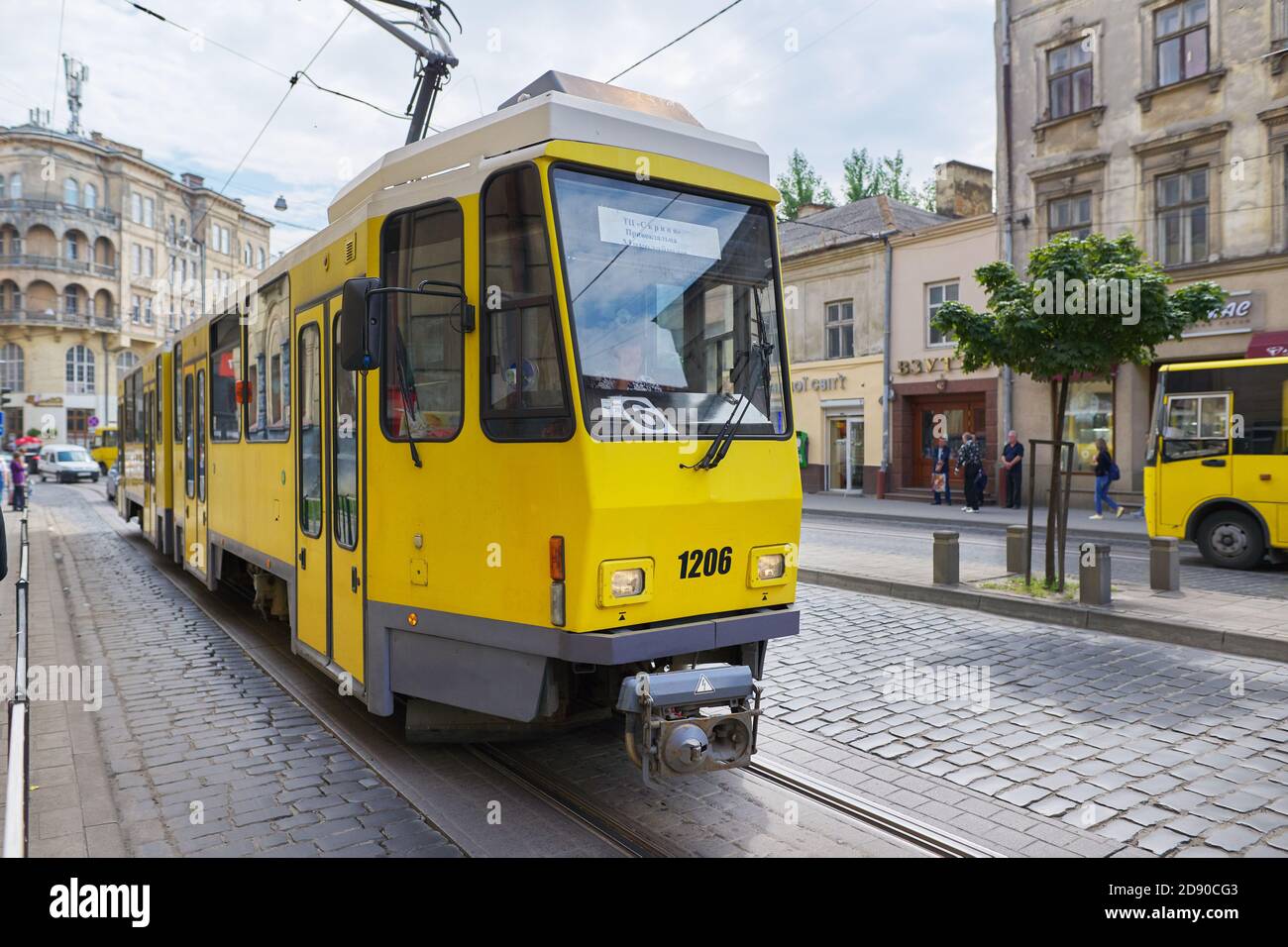 09.08.2019, Lviv, UA. Tramway jaune dans la rue de Lviv. Banque D'Images