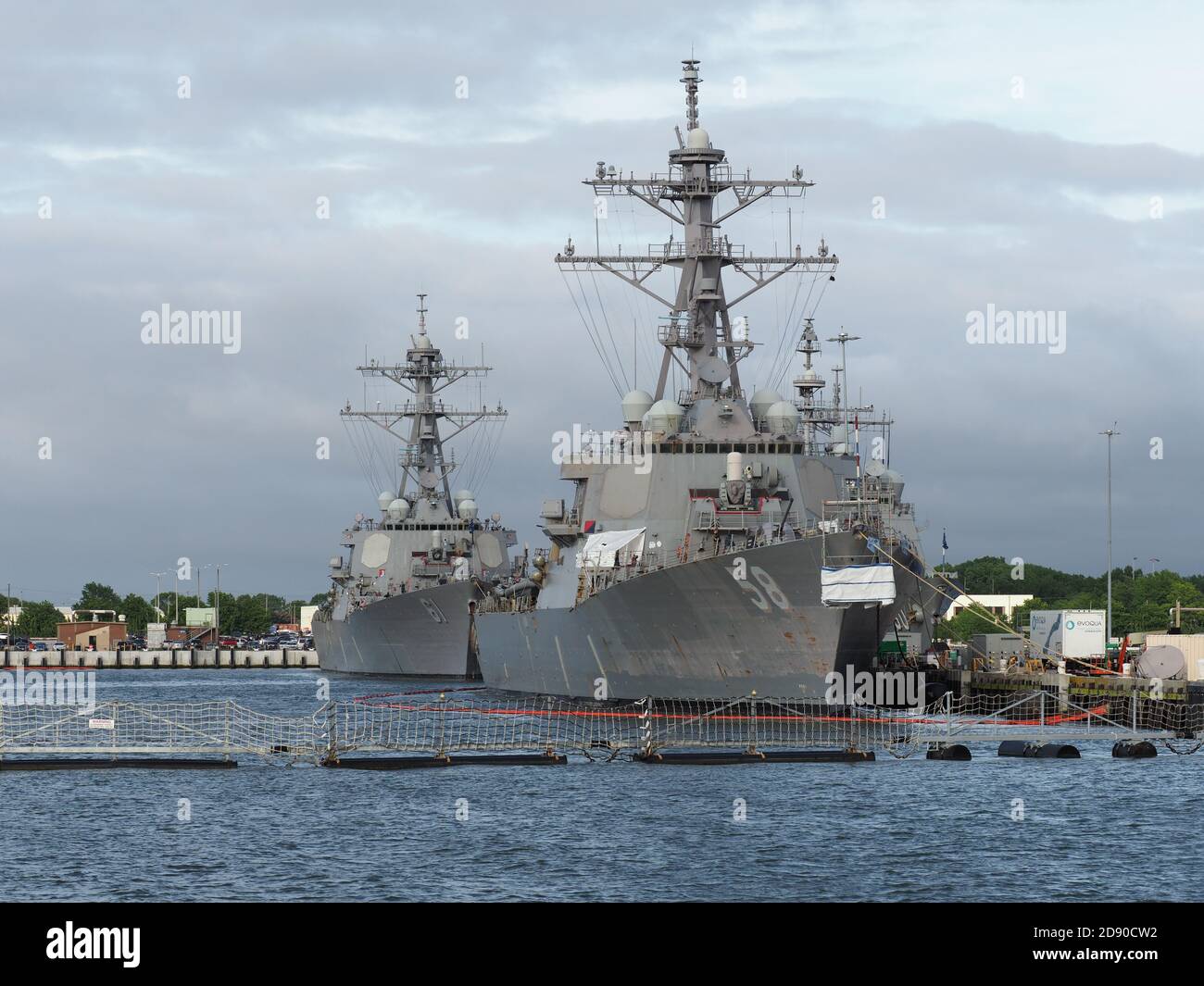 Plusieurs navires de guerre sont anchotés dans la base navale de Norfolk. Banque D'Images