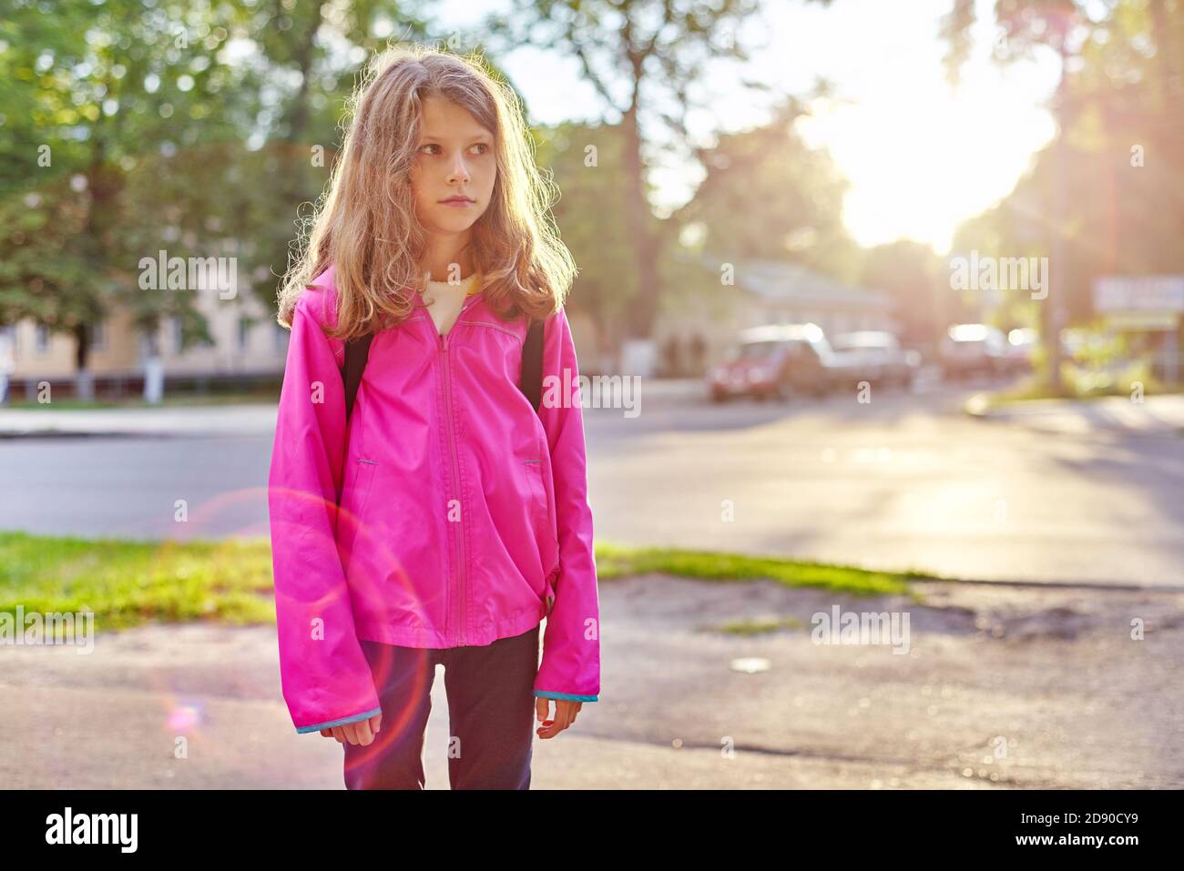 Portrait d'une belle fille blonde souriante de 8 ans, 9 ans Photo
