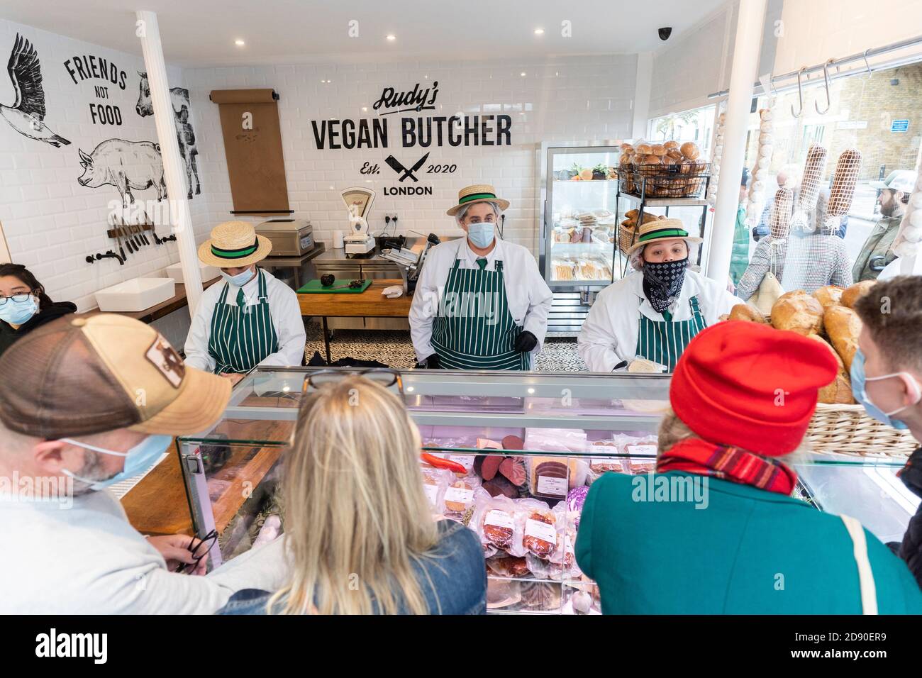 Rudys Vega Butcher traiteur ouvre à Islington Londres avec une journée de vente. Des files d'attente se sont formées pendant une heure avant que tous les produits ne soient vendus. Banque D'Images