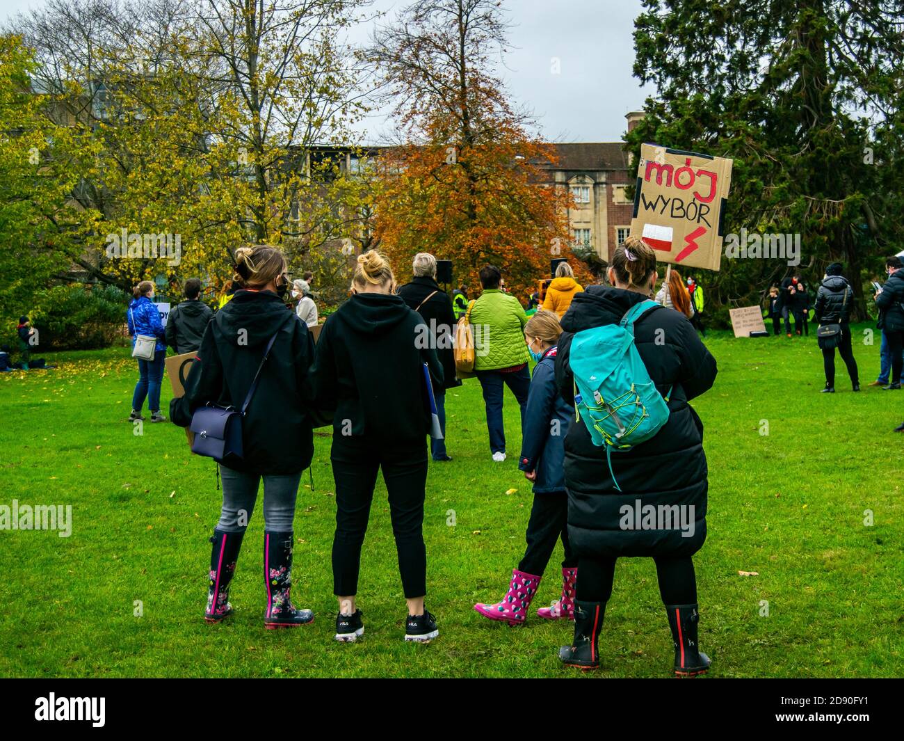 Oxford, Royaume-Uni - 1er novembre 2020 : manifestation pro-choix polonaise dans University Parks Oxford, femmes et hommes protestant pacifiquement contre les anti Banque D'Images