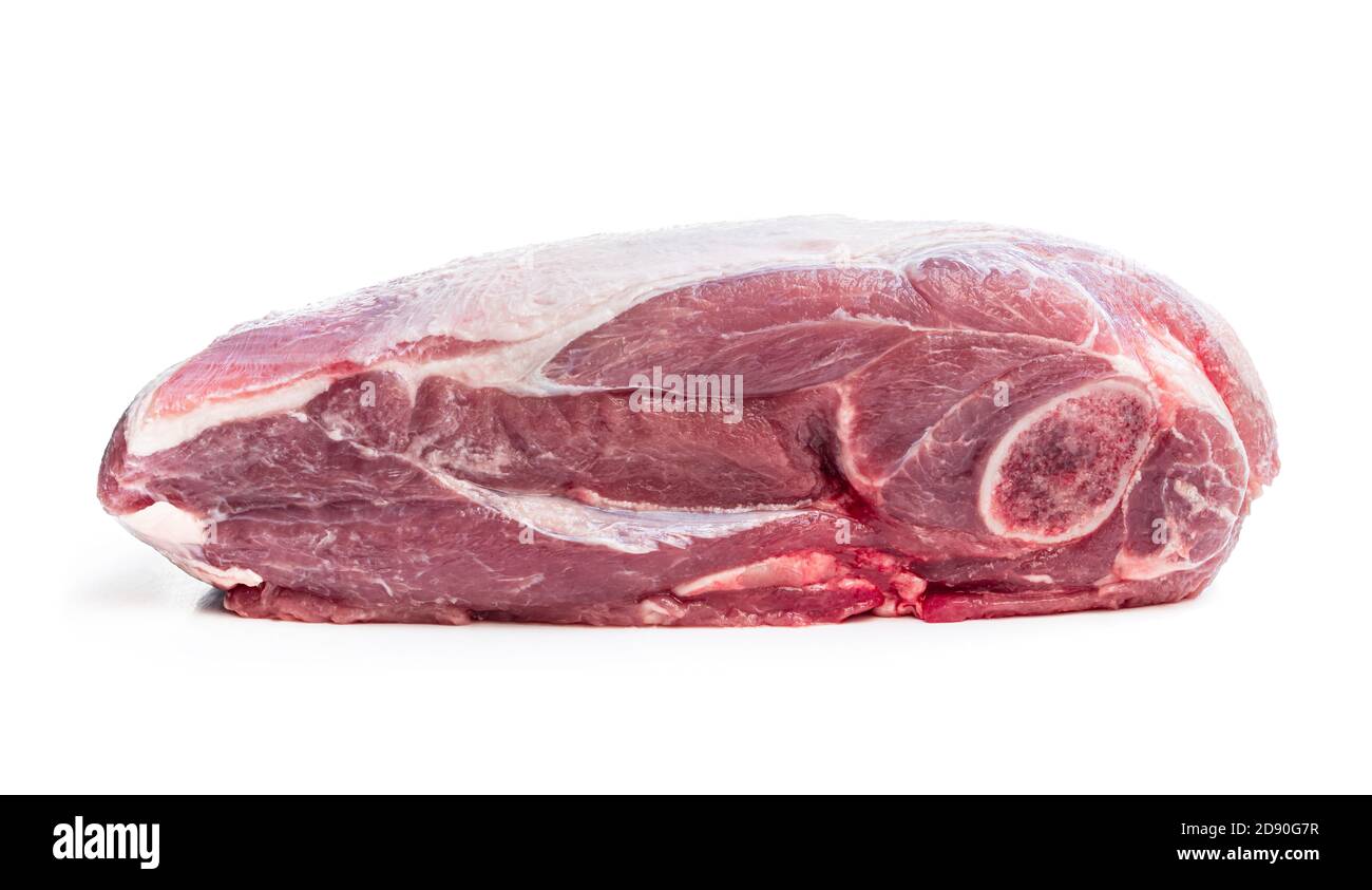 Viande d'épaule entière d'agneau isolée sur blanc Banque D'Images