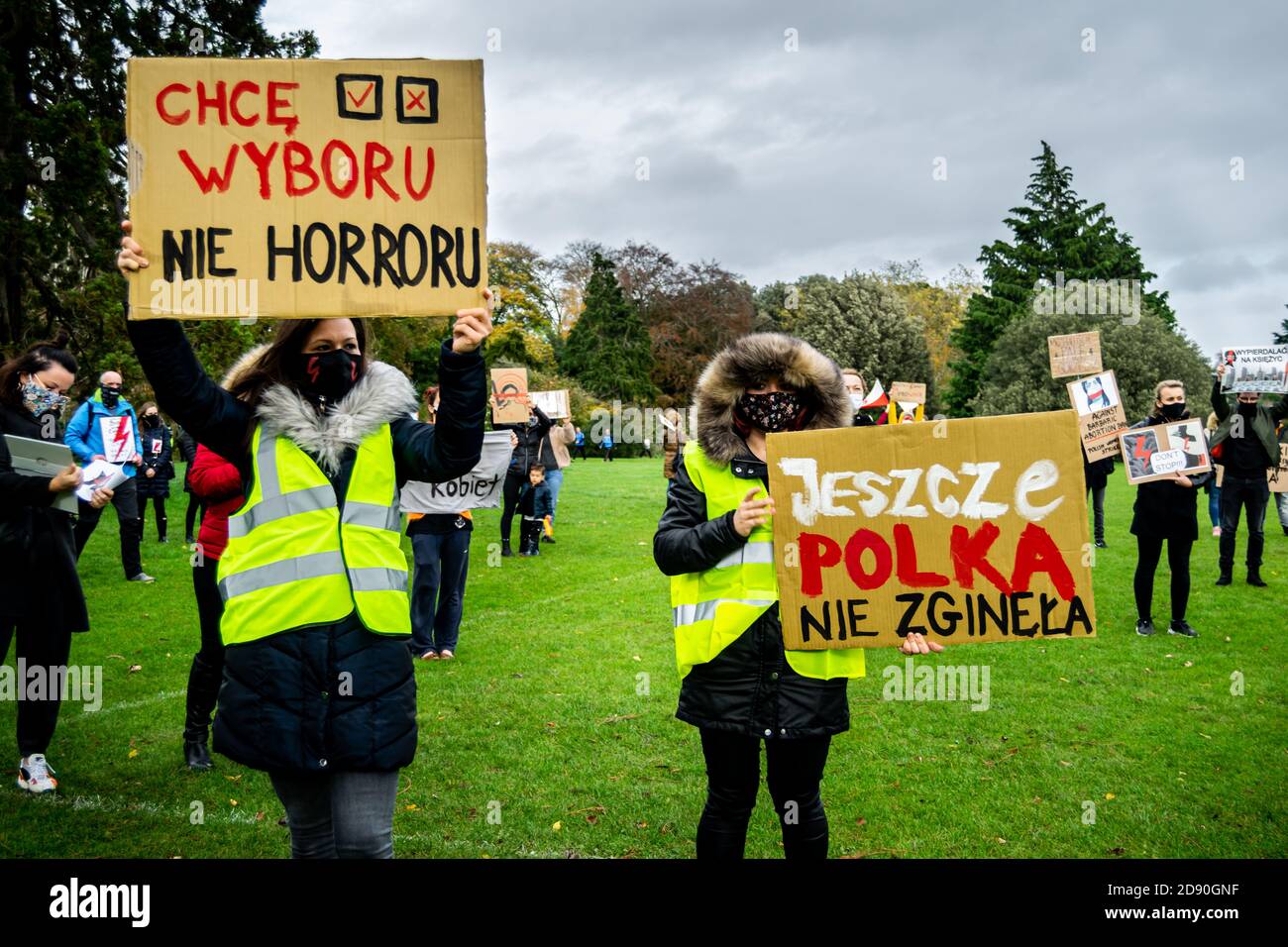 Oxford, Royaume-Uni - 1er novembre 2020 : manifestation pro-choix polonaise dans University Parks Oxford, femmes et hommes protestant pacifiquement contre les anti Banque D'Images