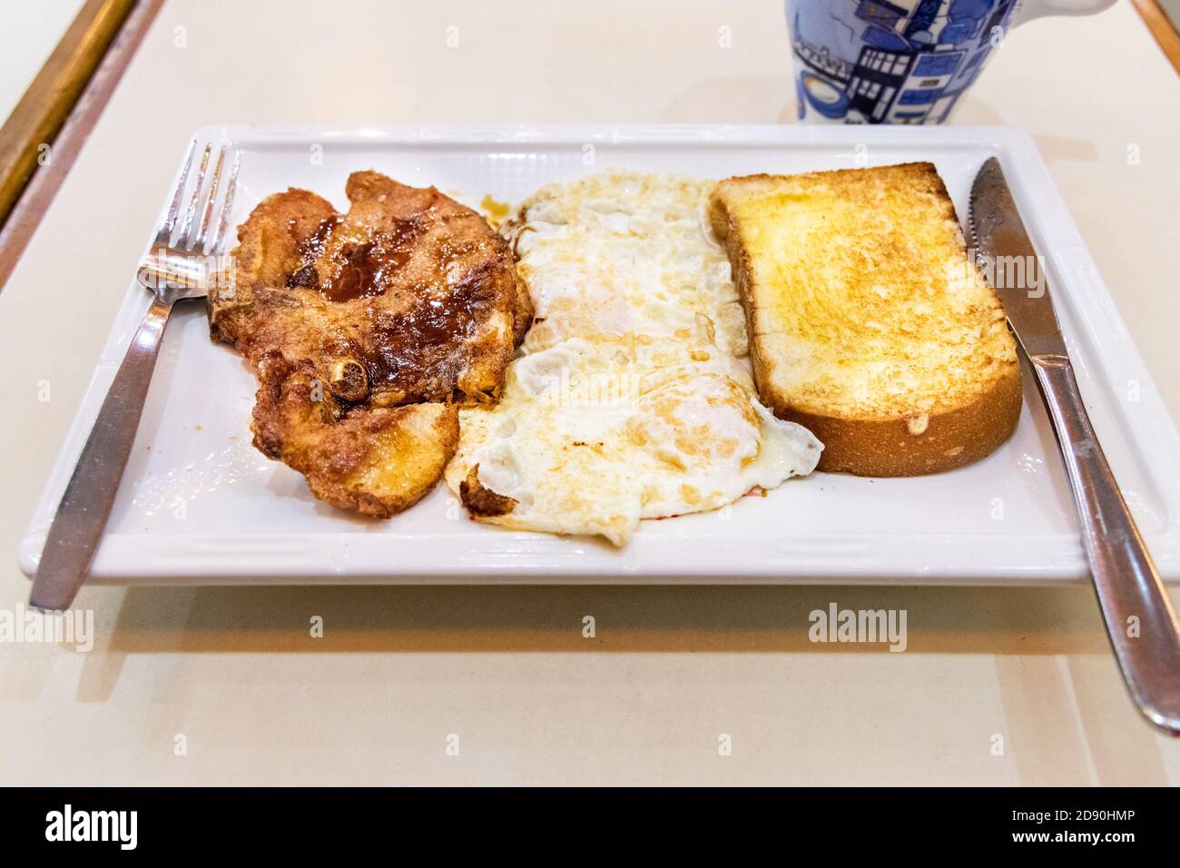 Simple côtelette de porc, oeufs frits, petit déjeuner au pain à Hong Kong Banque D'Images