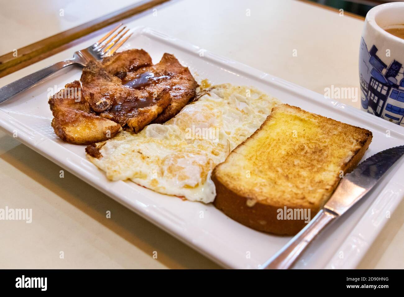 Simple côtelette de porc, oeufs frits, petit déjeuner au pain à Hong Kong Banque D'Images