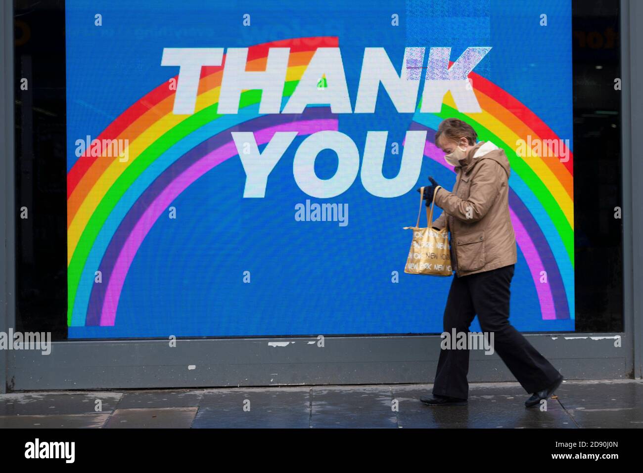 Glasgow, Écosse, Royaume-Uni. 2 novembre 2020. À mesure que l'Écosse entre dans de nouvelles réglementations de verrouillage du coronavirus, la ceinture centrale et Glasgow sont placées au niveau 3 . Les membres du public sont vus dans les rues du centre de Glasgow pour le shopping et le travail. Photo : affichage vidéo avec message du coronavirus. Iain Masterton/Alay Live News Banque D'Images