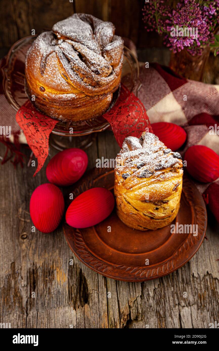 Gâteau de Pâques kraffin. Kraffins aux raisins secs, fruits confits et graines de pavot, saupoudrés de sucre en poudre. Gros plan sur un gâteau maison. Cruffin. Rouge Banque D'Images