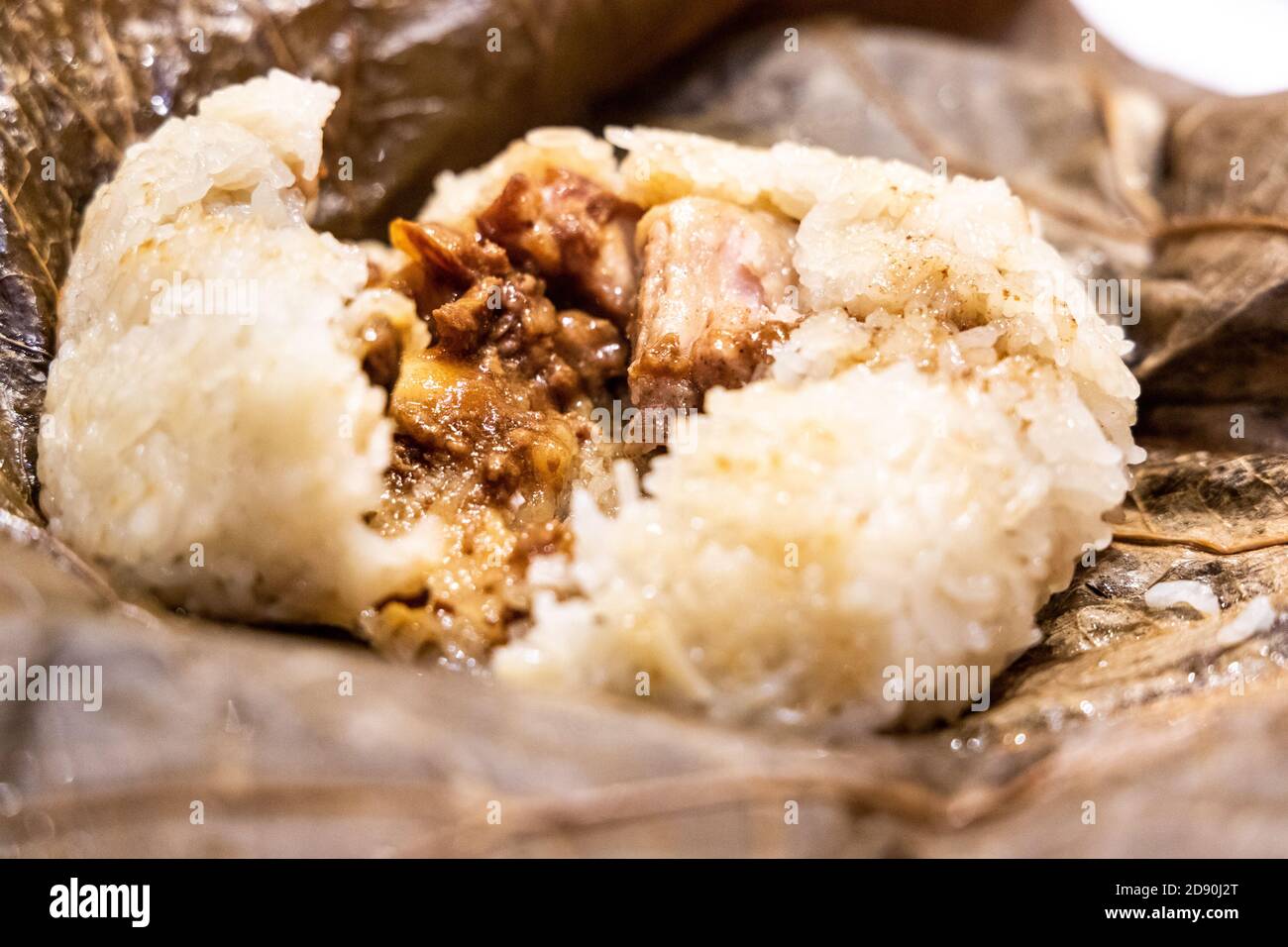 Riz gluant enveloppé de boulettes de feuilles, dim sum chinois populaire Banque D'Images