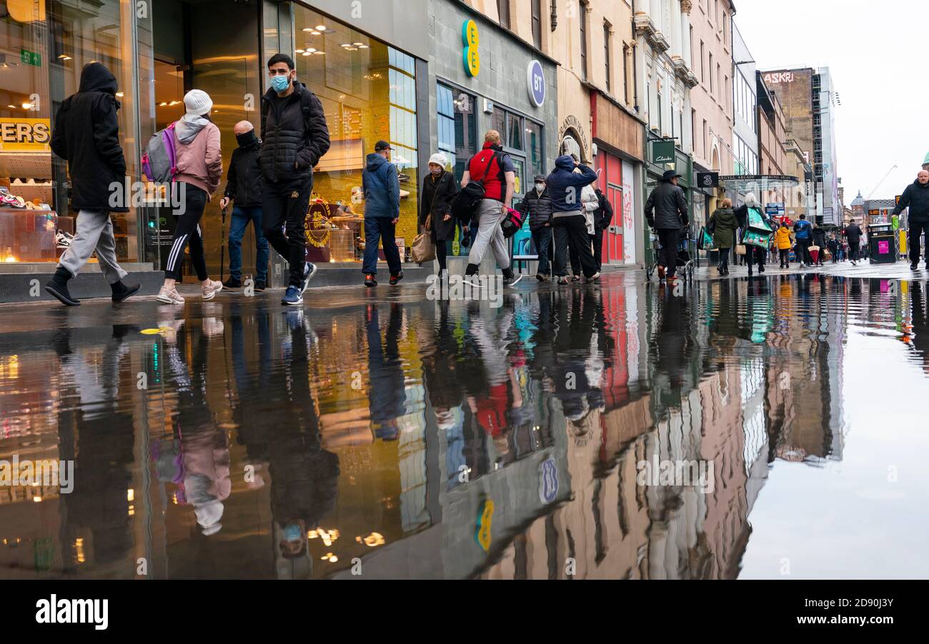 Glasgow, Écosse, Royaume-Uni. 2 novembre 2020. À mesure que l'Écosse entre dans de nouvelles réglementations de verrouillage du coronavirus, la ceinture centrale et Glasgow sont placées au niveau 3 . Les membres du public sont vus dans les rues du centre de Glasgow pour le shopping et le travail. Photo : Shoppers sur Argyle Street. Iain Masterton/Alay Live News Banque D'Images