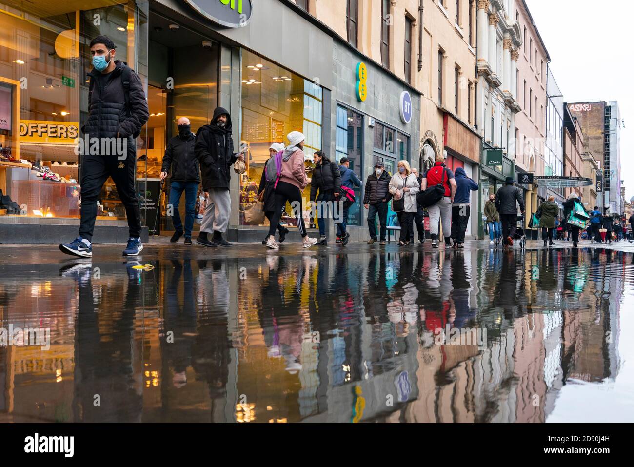 Glasgow, Écosse, Royaume-Uni. 2 novembre 2020. À mesure que l'Écosse entre dans de nouvelles réglementations de verrouillage du coronavirus, la ceinture centrale et Glasgow sont placées au niveau 3 . Les membres du public sont vus dans les rues du centre de Glasgow pour le shopping et le travail. Photo : Shoppers sur Argyle Street. Iain Masterton/Alay Live News Banque D'Images