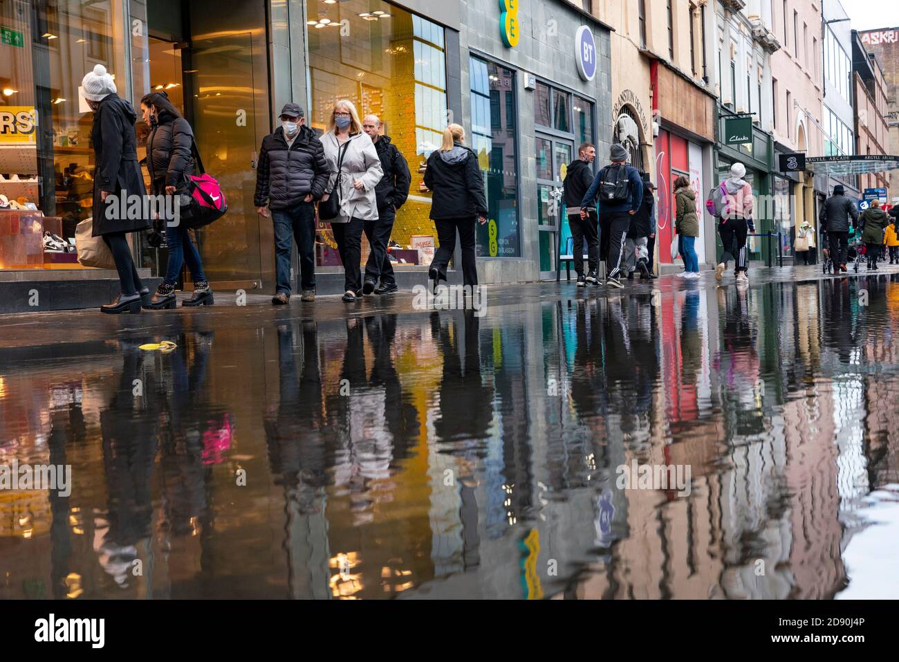 Glasgow, Écosse, Royaume-Uni. 2 novembre 2020. À mesure que l'Écosse entre dans de nouvelles réglementations de verrouillage du coronavirus, la ceinture centrale et Glasgow sont placées au niveau 3 . Les membres du public sont vus dans les rues du centre de Glasgow pour le shopping et le travail. Photo : Shoppers sur Argyle Street. Iain Masterton/Alay Live News Banque D'Images