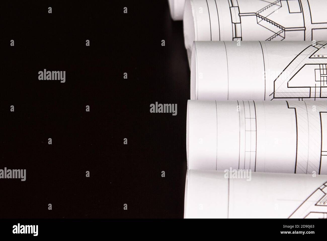 Projet architectural, dessins sur fond sombre. Rouleaux de dessins de projet Banque D'Images