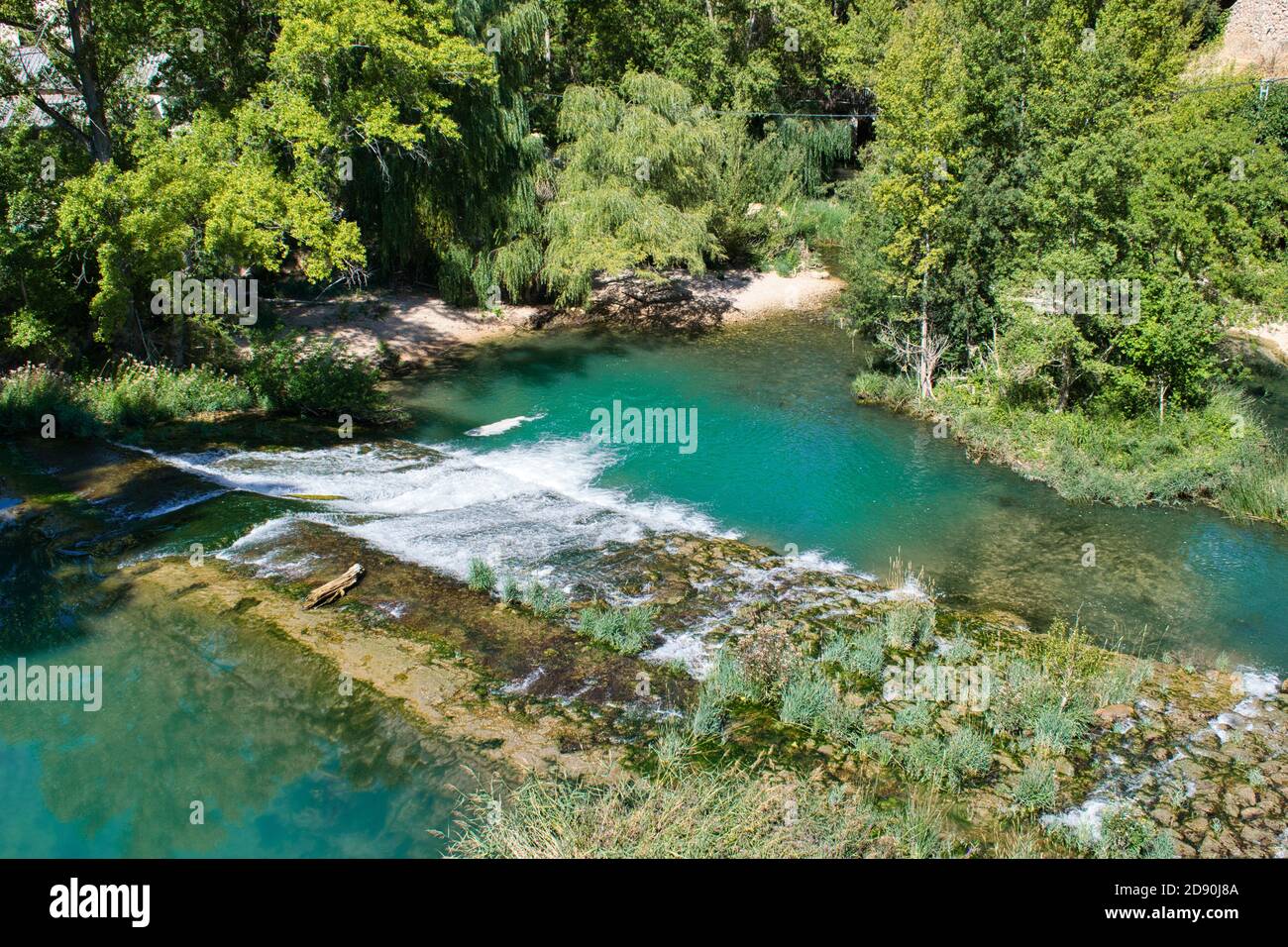 Petit barrage sur le fleuve Jucar qui traverse la ville de Cuenca, en Espagne Banque D'Images