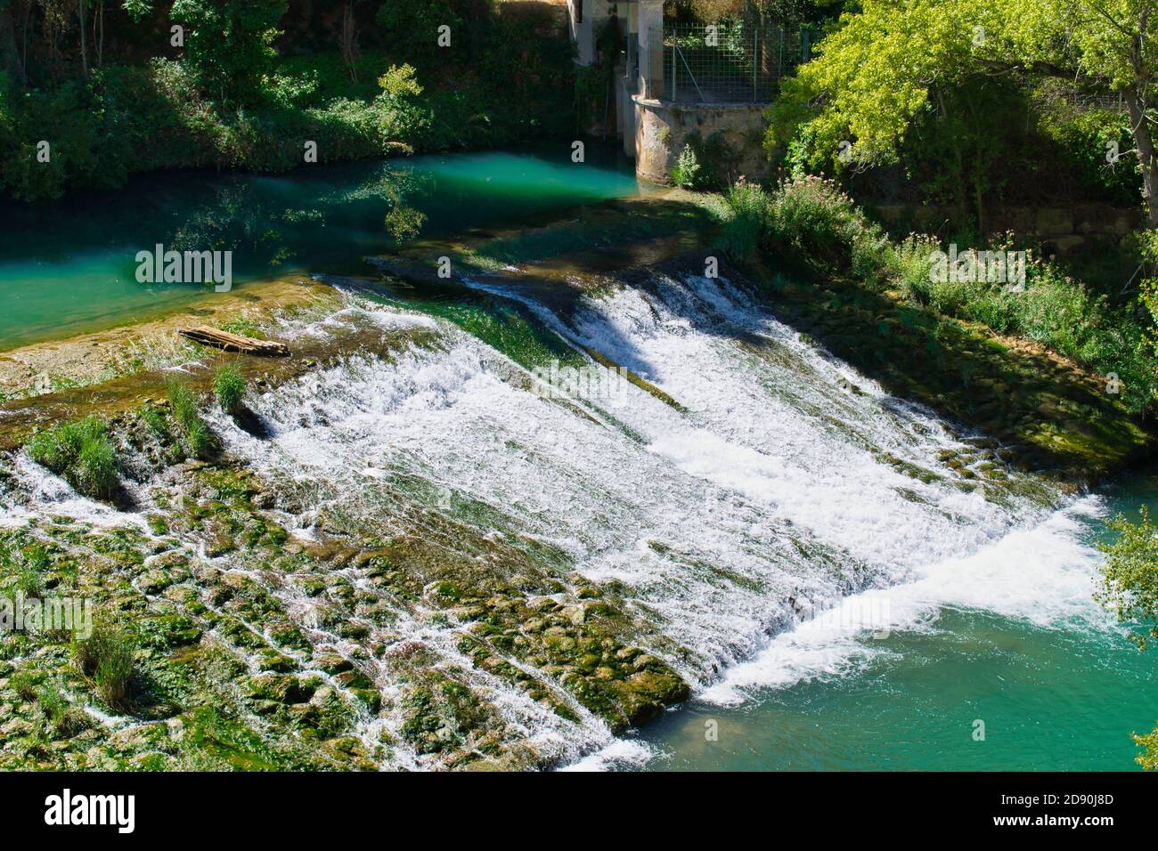 Barrage sur le fleuve Jucar qui traverse la ville de Cuenca, en Espagne Banque D'Images