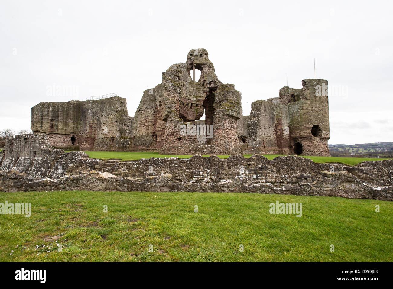 Les ruines du château de Rhuddlan , Castell Rhuddlan construit sous le règne d'Edward 1 en 1277 et dans le comté gallois de Denbighshire Royaume-Uni Banque D'Images
