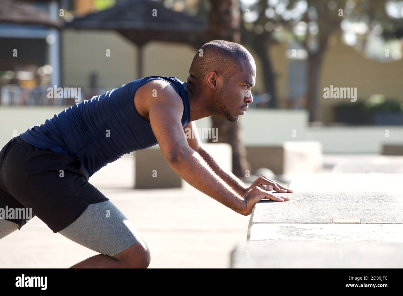 Portrait latéral du jeune homme afro-américain sportif en plein air Banque D'Images