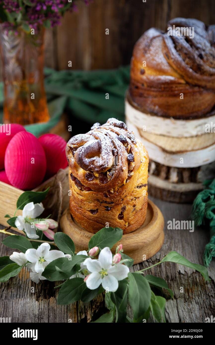 Gâteau de Pâques kraffin. Kraffins aux raisins secs, fruits confits et graines de pavot, saupoudrés de sucre en poudre. Gros plan sur un gâteau maison. Cruffin. Rouge Banque D'Images