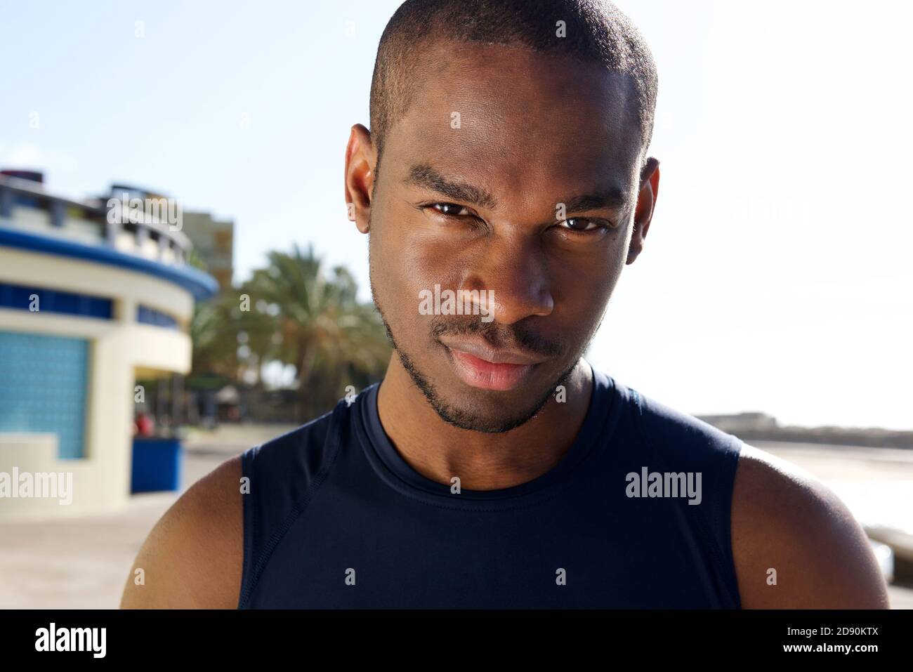 Gros plan sur un jeune sportif afro-américain cool avec une expression sérieuse Banque D'Images