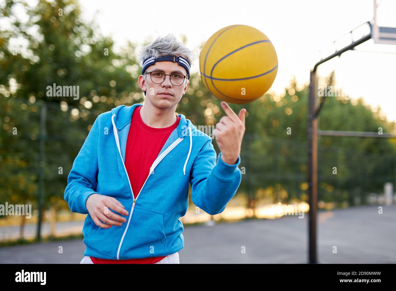 le hobby du jeune garçon est le basket-ball, homme moderne en tenue  sportive décontractée se préparant à la compétition Photo Stock - Alamy
