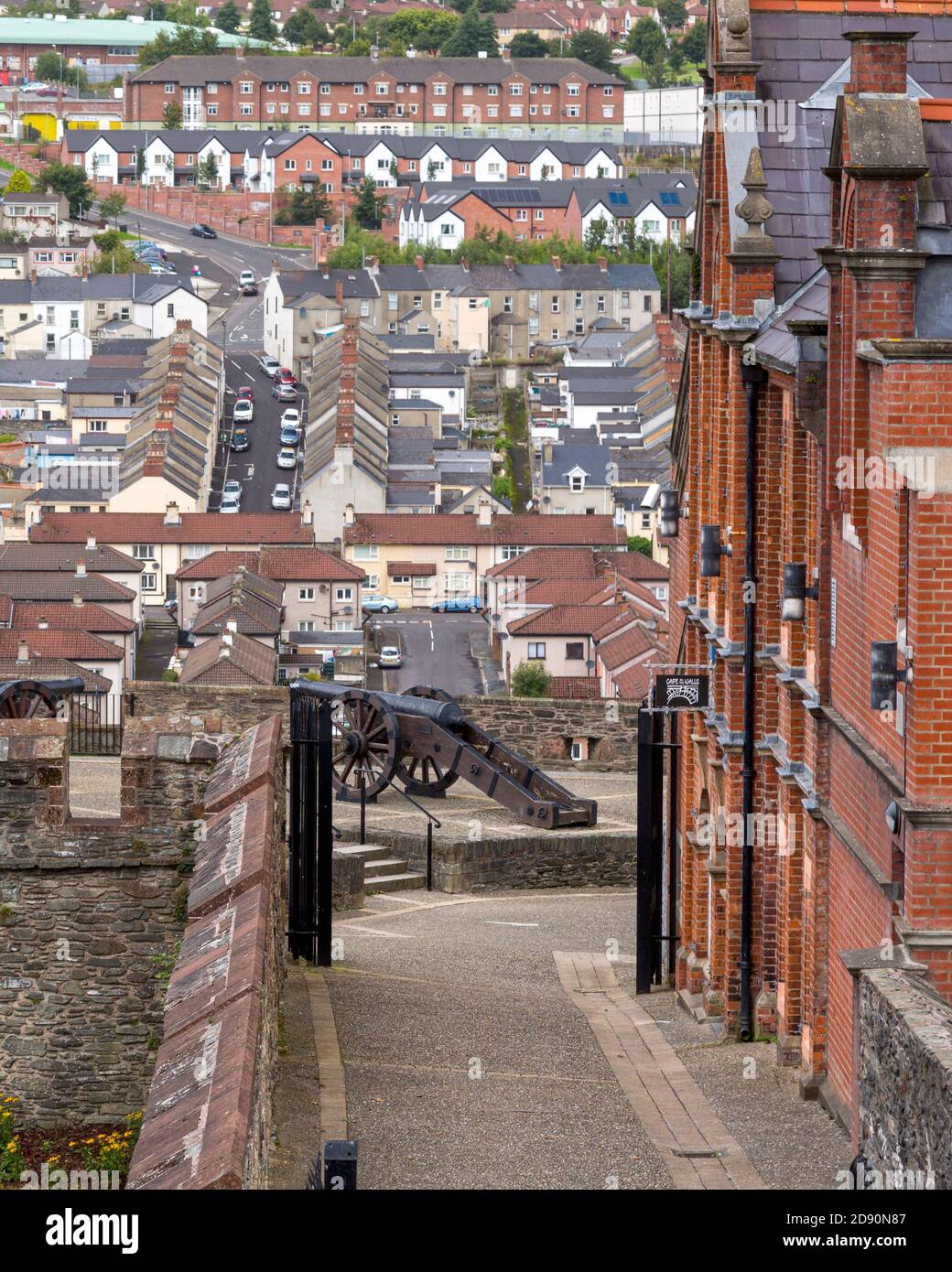 Vue sur le mur entourant le vieux Londonderry/Derry, Irlande du Nord, Royaume-Uni Banque D'Images Vue sur le mur entourant le vieux Londonderry/Derry, Irlande du Nord, Royaume-Uni Banque D'Images