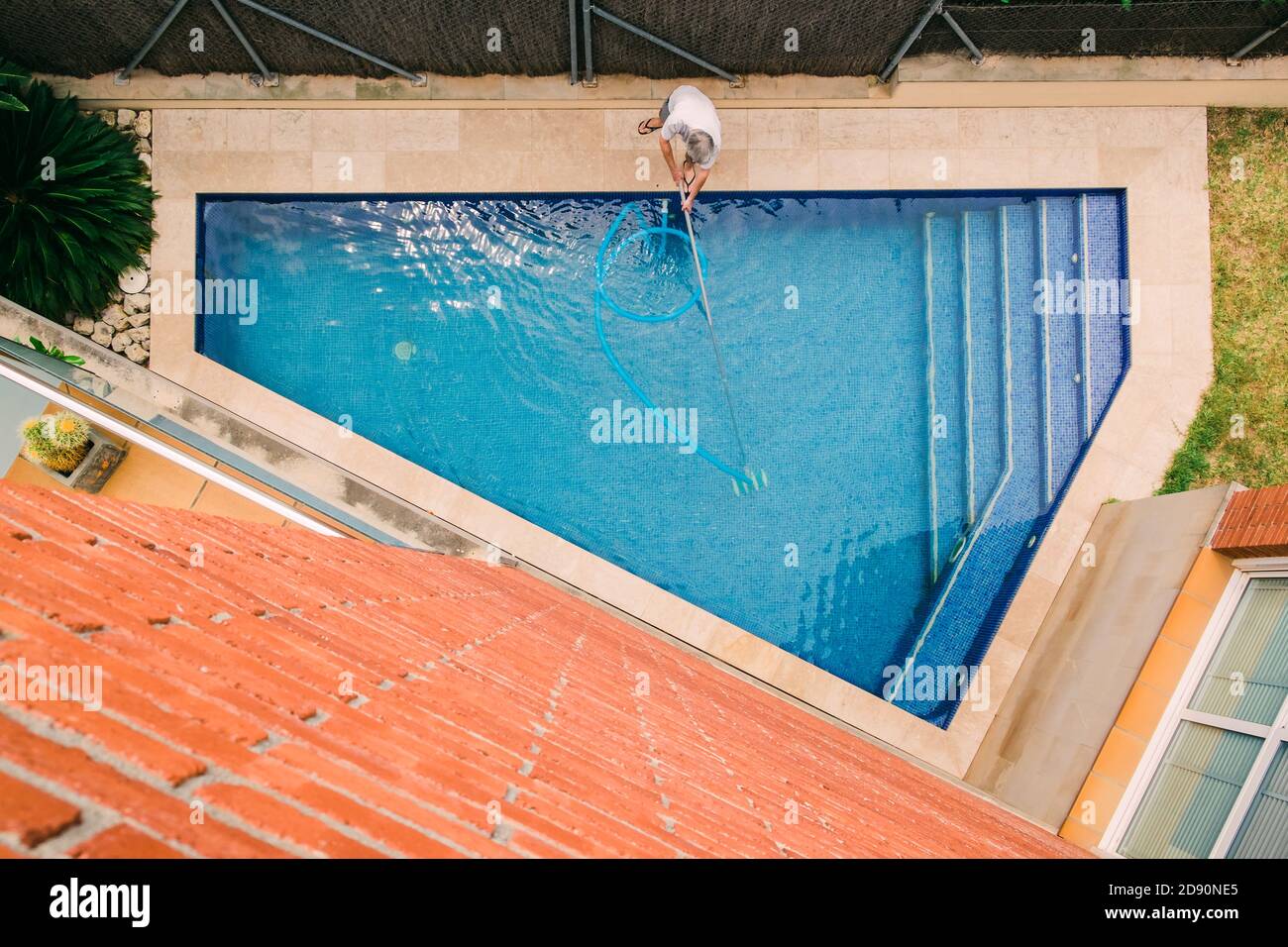 vue de dessus de l'homme qui nettoie une piscine Banque D'Images