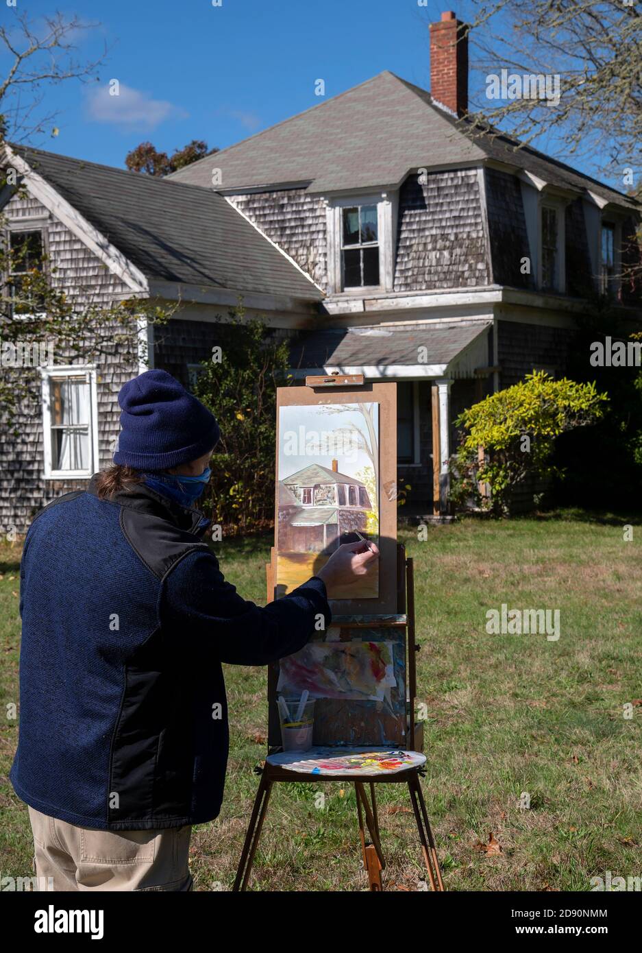 Un artiste au travail peint le Fuller Farmhouse historique à Barnstable, Massachusetts, États-Unis, un matin de fin d'automne Banque D'Images