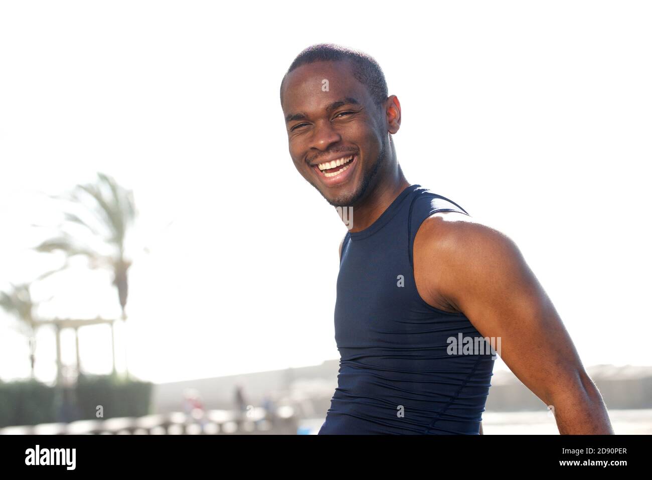 Portrait d'un jeune sportif noir souriant à l'extérieur Banque D'Images