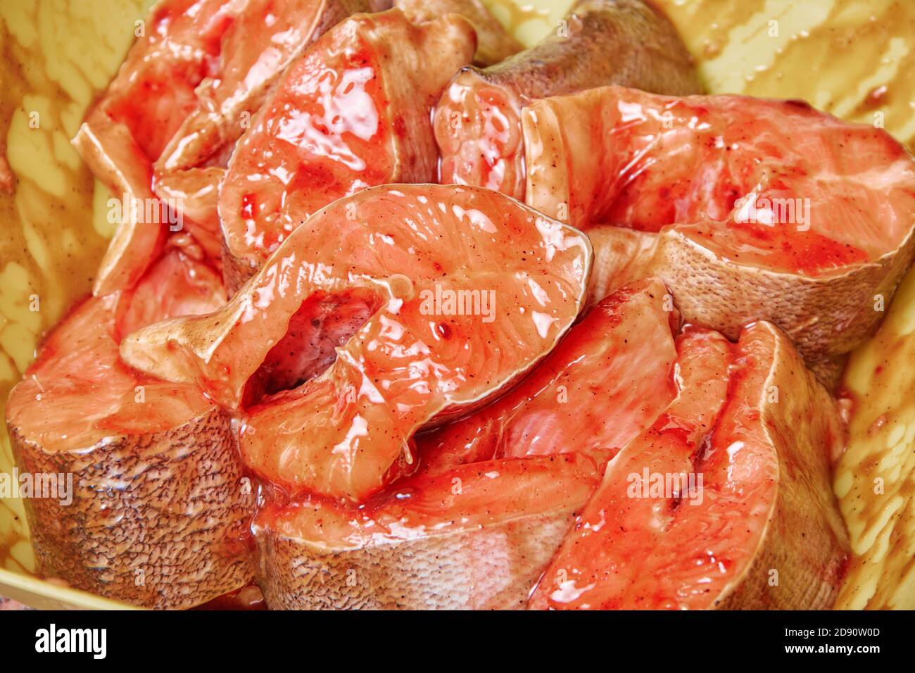Tranches de poisson frais avec sauce teriyaki pour marinade Banque D'Images