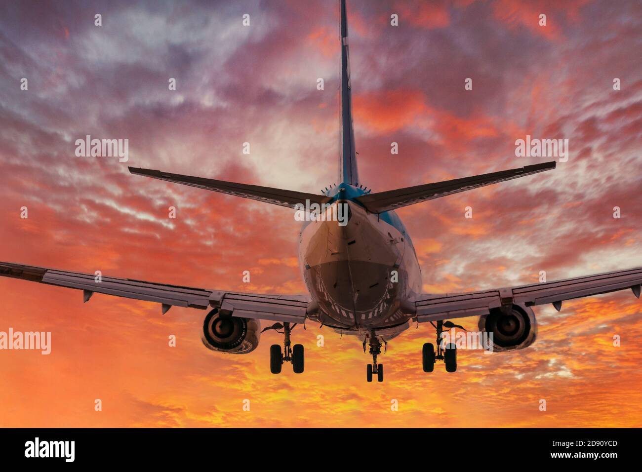 atterrissage en avion pendant le coucher du soleil Banque D'Images