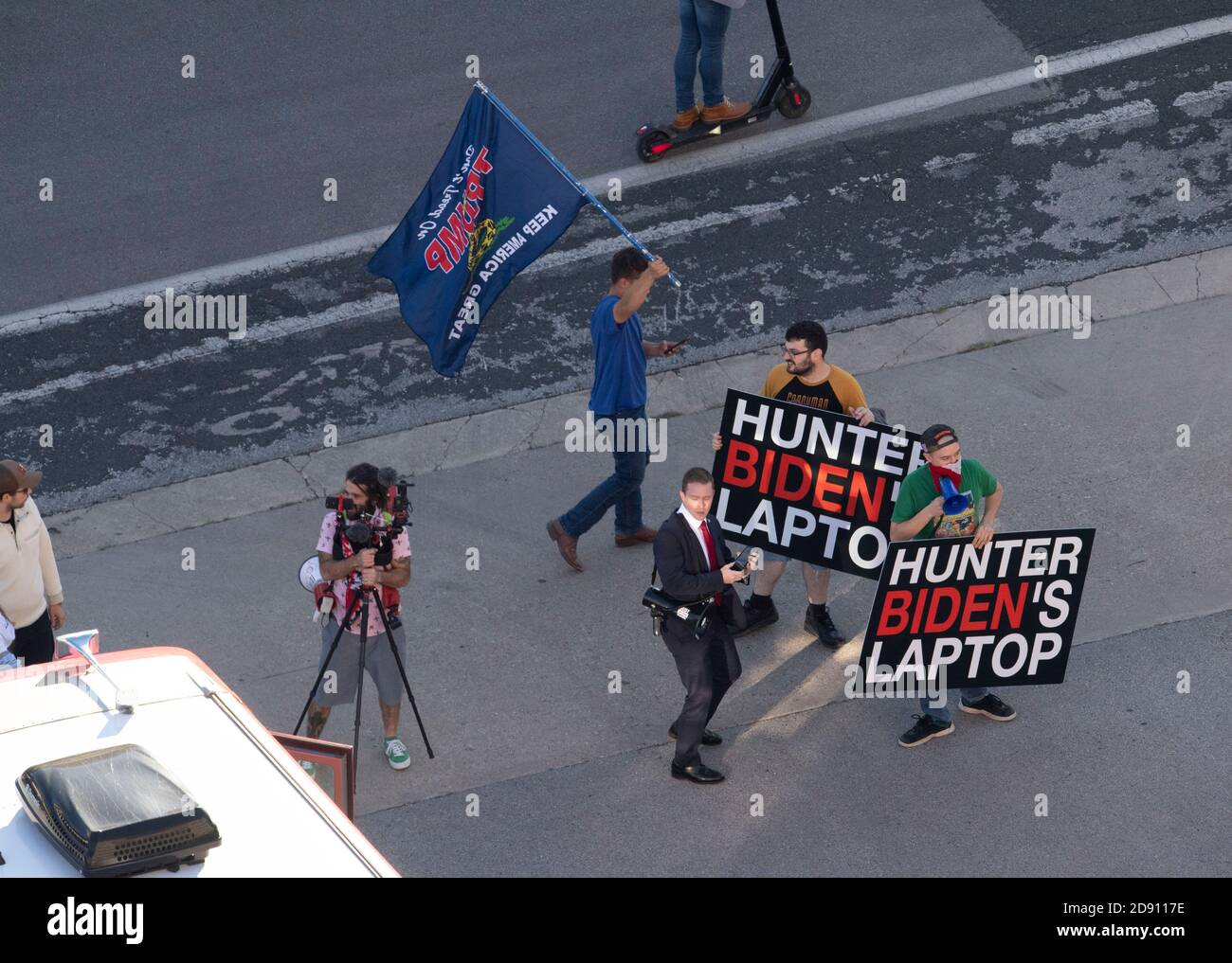 Austin, TX USA 30OCT20: Les partisans du président Donald Trump bloquent un bus de campagne Biden-Harris dans le parking du bureau AFL-CIO au centre-ville d'Austin. Deux signes font référence à un reportage infondé de preuves incriminantes trouvées sur un ordinateur appartenant au fils du rival de Trump, le candidat démocrate à la présidence Joe Biden. Banque D'Images
