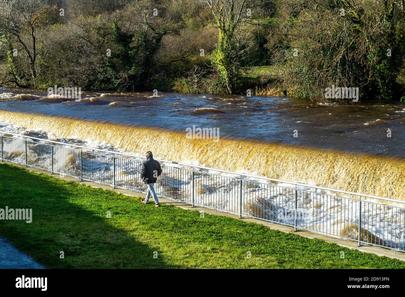 Bandon, West Cork, Irlande. 2 novembre 2020. Le niveau d'eau de la rivière Bandon a augmenté de façon significative durant la nuit en raison d'une forte pluie incessante pendant une tempête après un avertissement météorologique met Eireann. Crédit : AG News/Alay Live News Banque D'Images